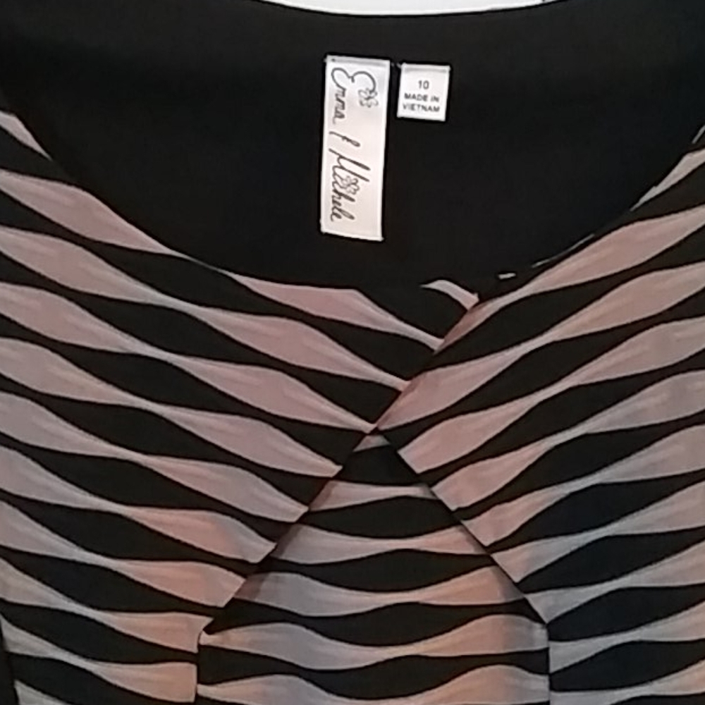 Figure-flattering Ruched Dress Size 10 - Picture 4 of 8